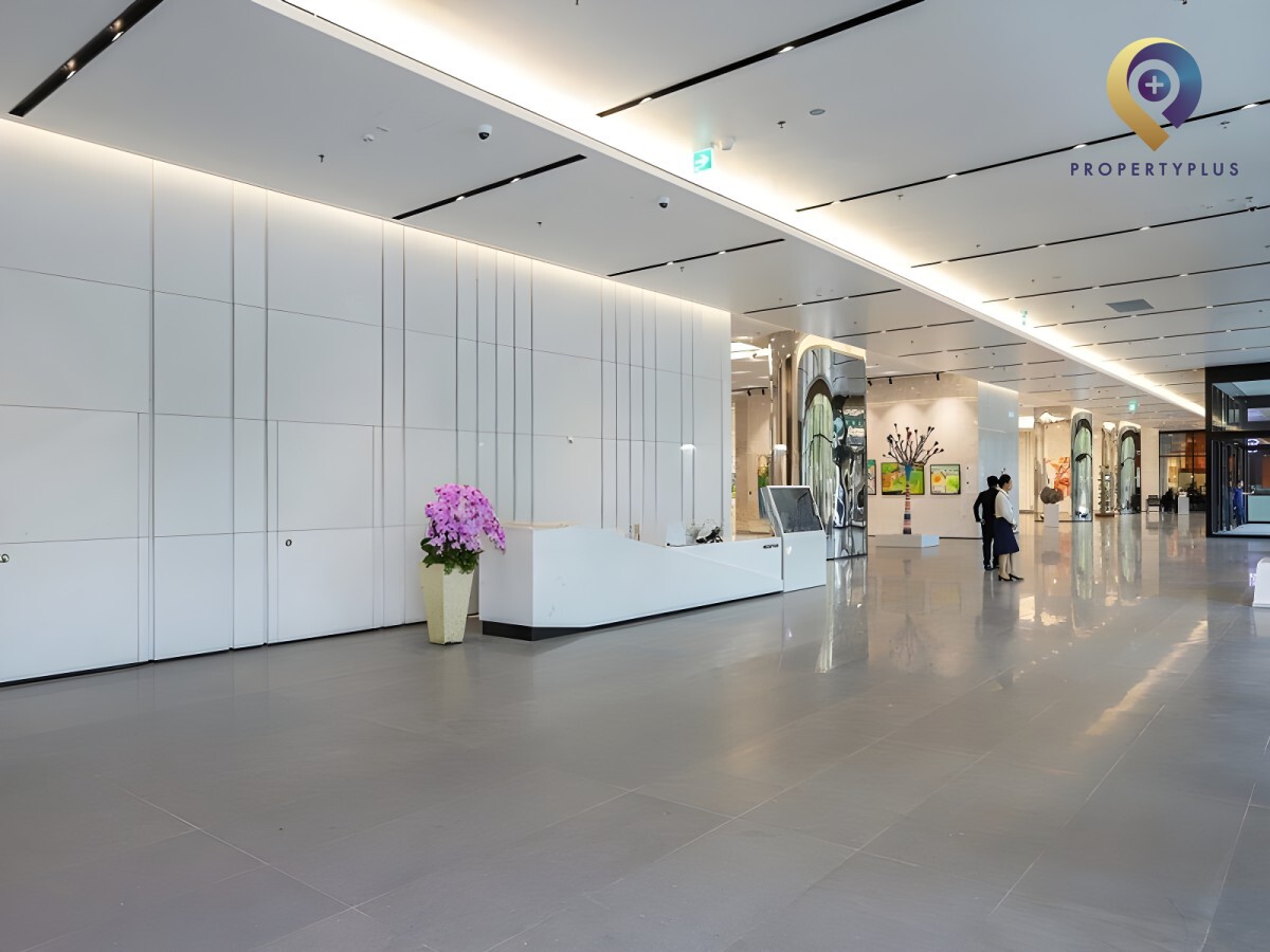 Reception desk and entrance area in Lotte Mall Westlake office building